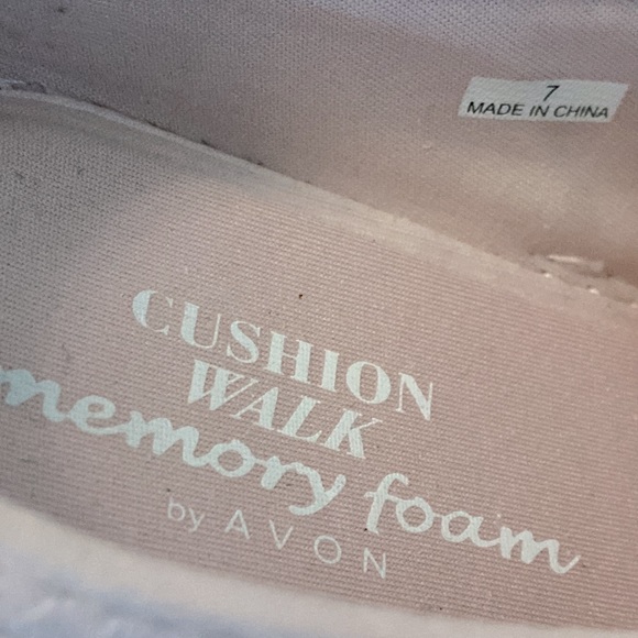 Lightly worn AVON Pink Bow and White Cushion Walk Memory Foam Flats size 7 - Picture 2 of 3